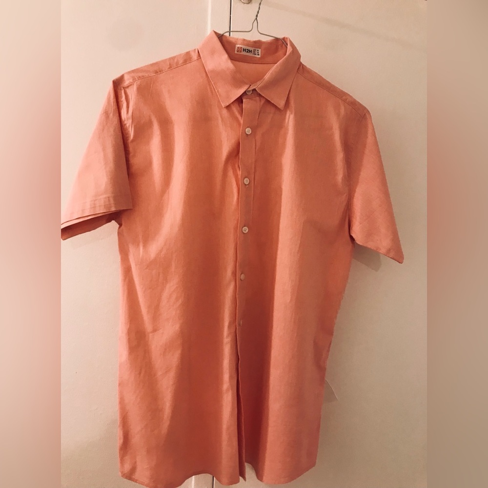 H2H Mens Dress Slim Fit Short Sleeve. In great condition. Color is salmon.